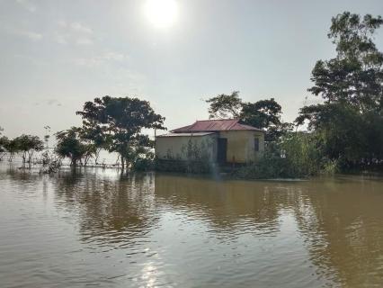 Giving relief to Sylhet flood victims on behalf of Bangladesh Computer Society.